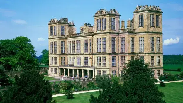 Hardwick Hall, una mansión isabelina con grandes ventanales.