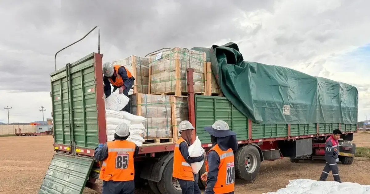 Bolsas de yute con carbonato de sodio decomisadas durante el operativo.