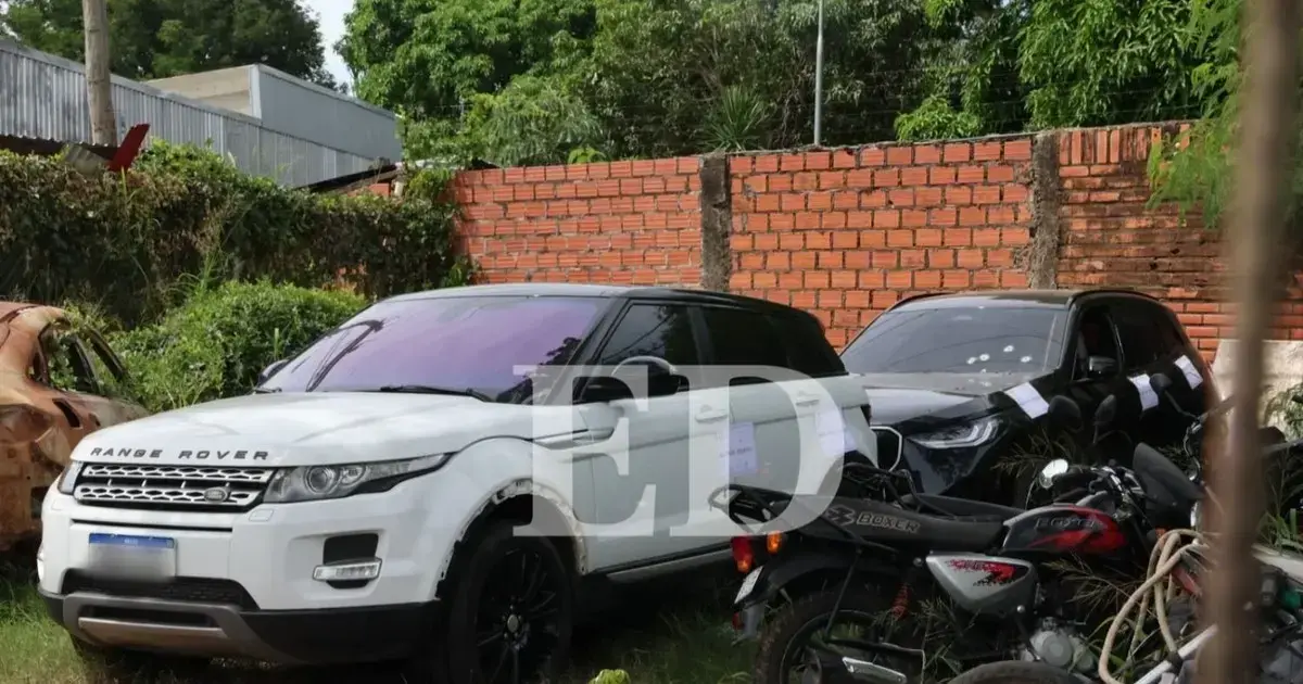 Al menos cuatro vehículos fueron precintados durante los allanamientos.