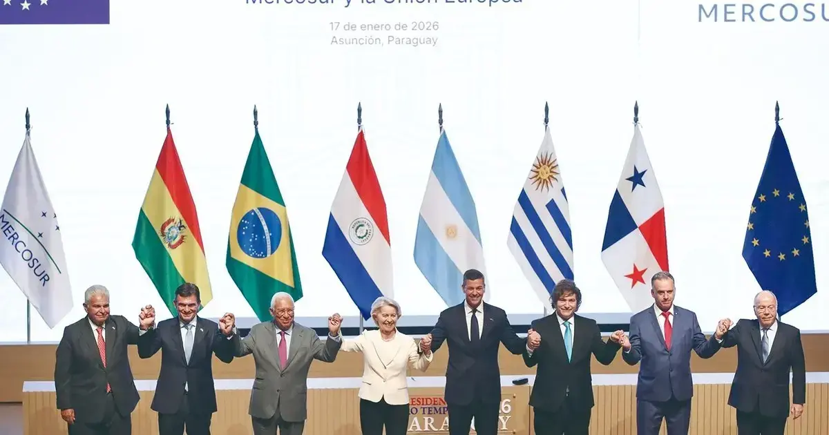 Los mandatarios presentes en la firma del histórico acuerdo con la Unión Europea.