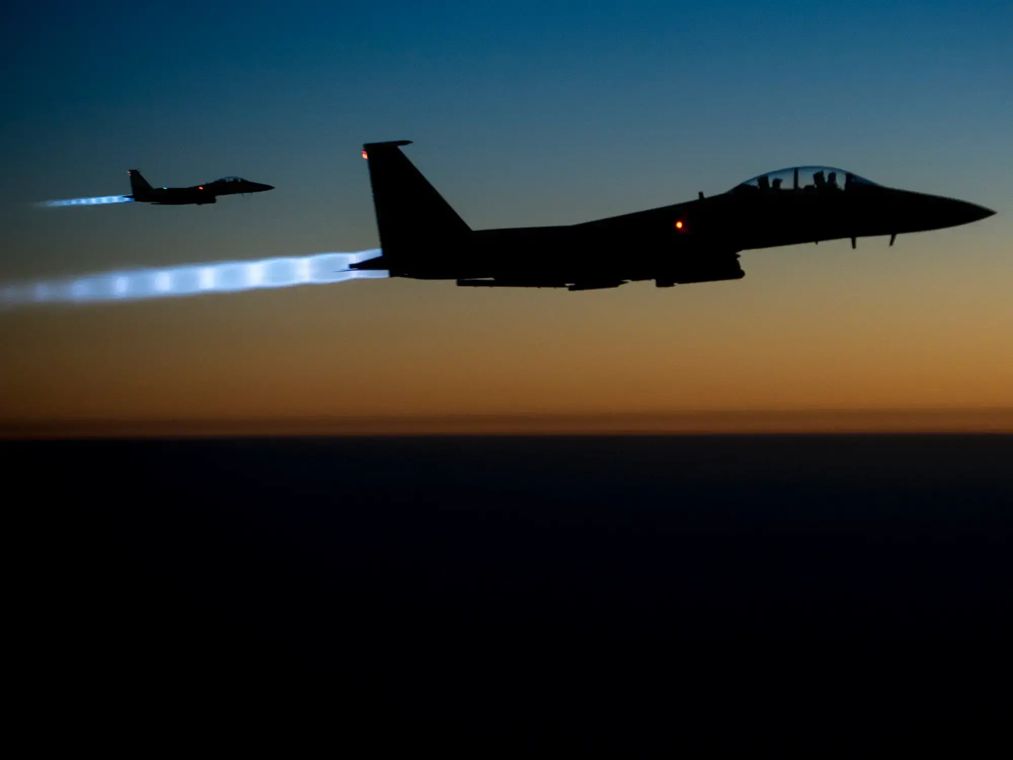 F-15E Strike Eagle sobrevuelan el norte de Irak, tras realizar ataques aéreos en Siria.