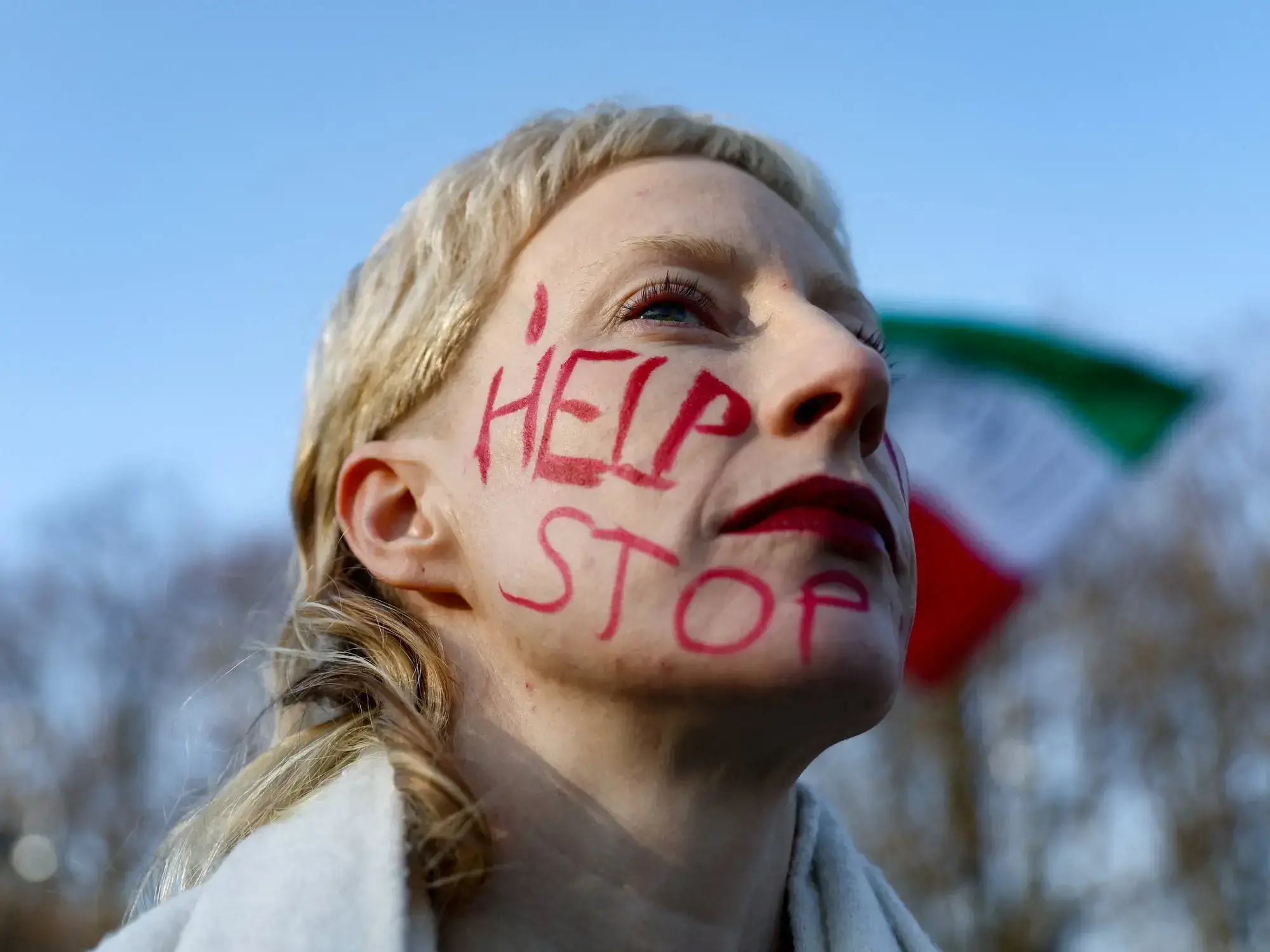 Una joven protesta contra el régimen iraní durante una manifestación en Berlín.