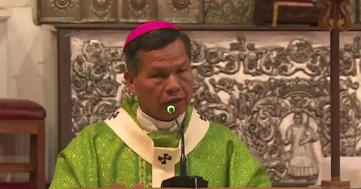 Monseñor René Leigue presidiendo la eucaristía dominical.