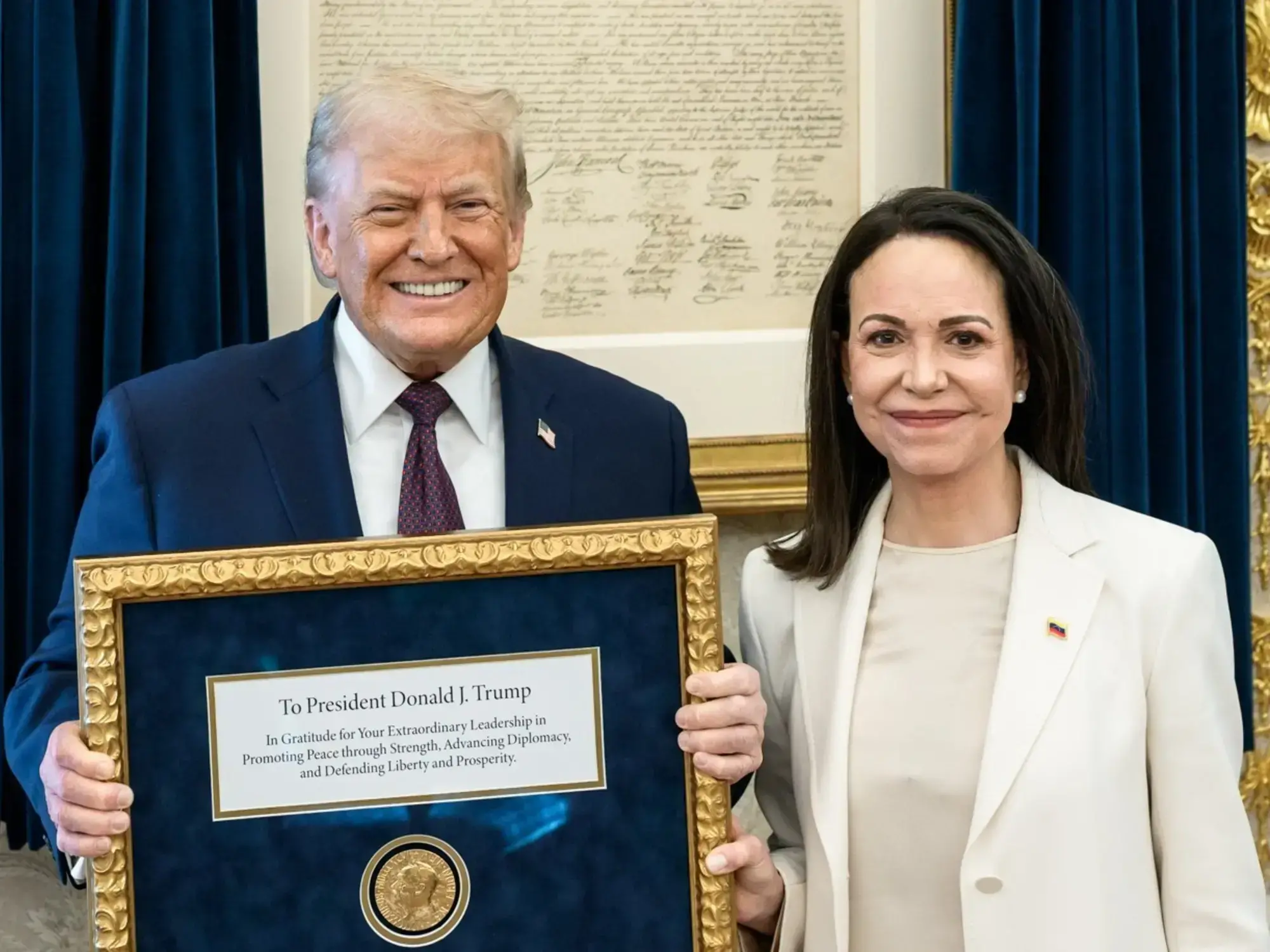 Donald Trump, sonriente con la medalla del Premio Nobel de la Paz junto a María Corina Machado.