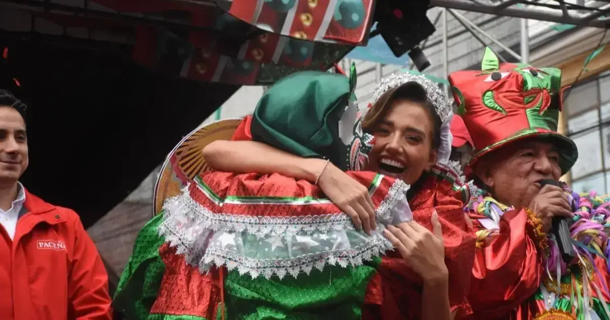 El Pepino paceño revivió luego de recibir el beso de Camila I, la reina del carnaval cruceño.