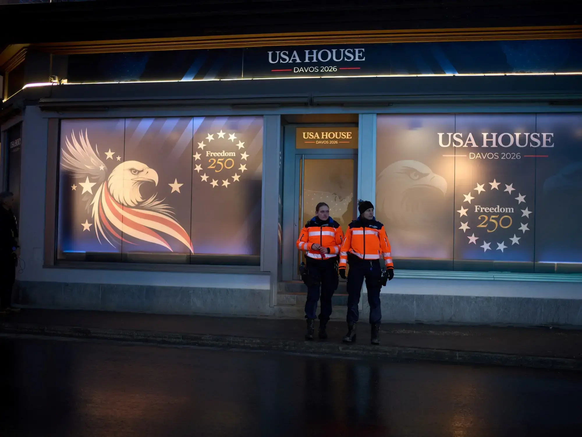 Dos policías montan guardia ante el ingreso del sector de Estados Unidos en Davos.