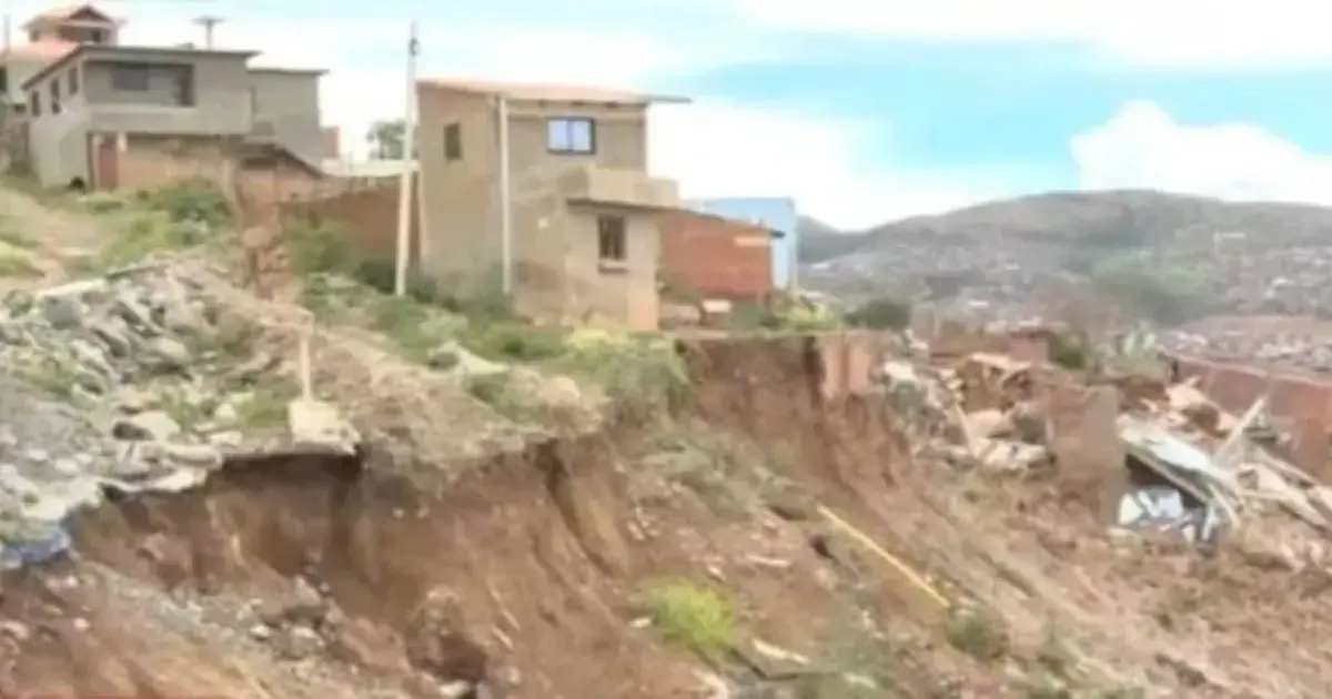 Parte de la zona que se deslizo y casas en riesgo de derrumbarse.