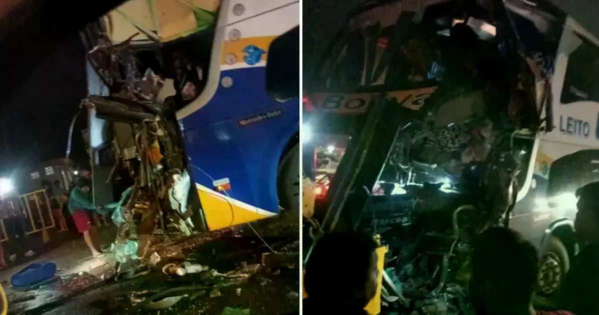 Parte frontal de la flota de dos pisos abollada tras el impacto.