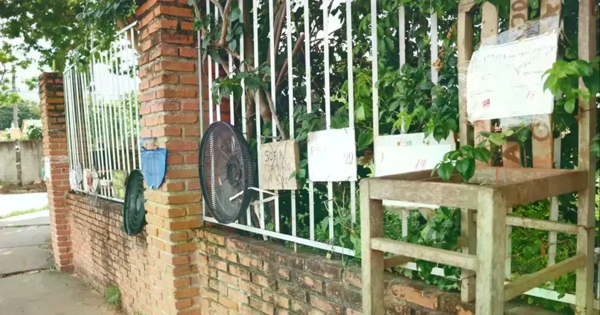 Padres de familia colgaron sillas en el colegio Florinda Barba para reservar un espacio para sus hijos.