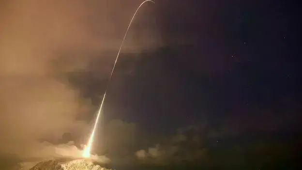 Representación de un cohete en el cielo nocturno.