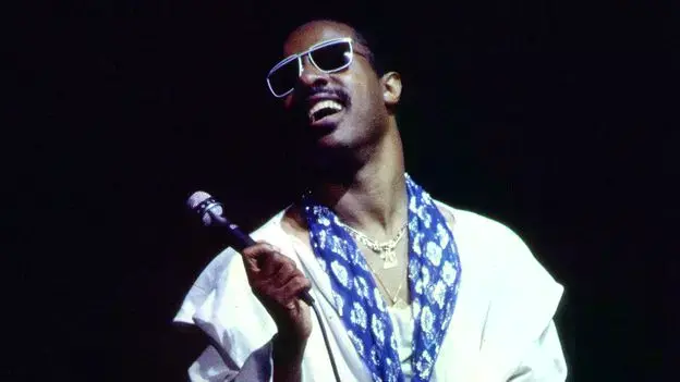 Stevie Wonder y Coretta Scott King se abrazan tras la campaña por el feriado nacional.