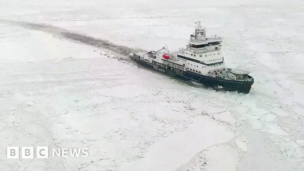 Pruebas de un modelo a escala de rompehielos en el laboratorio de hielo de Aker Arctic Technology en Helsinki.