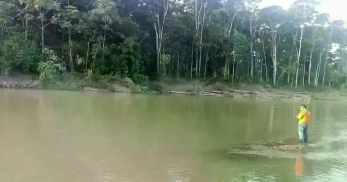 Equipo de rescate inspecciona el río