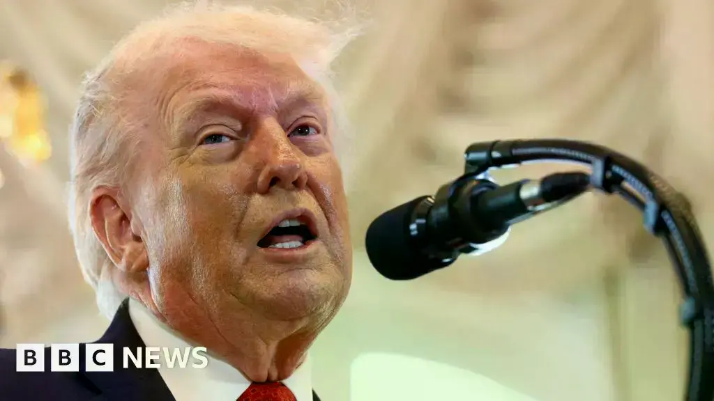 Donald Trump habla en un acto público.