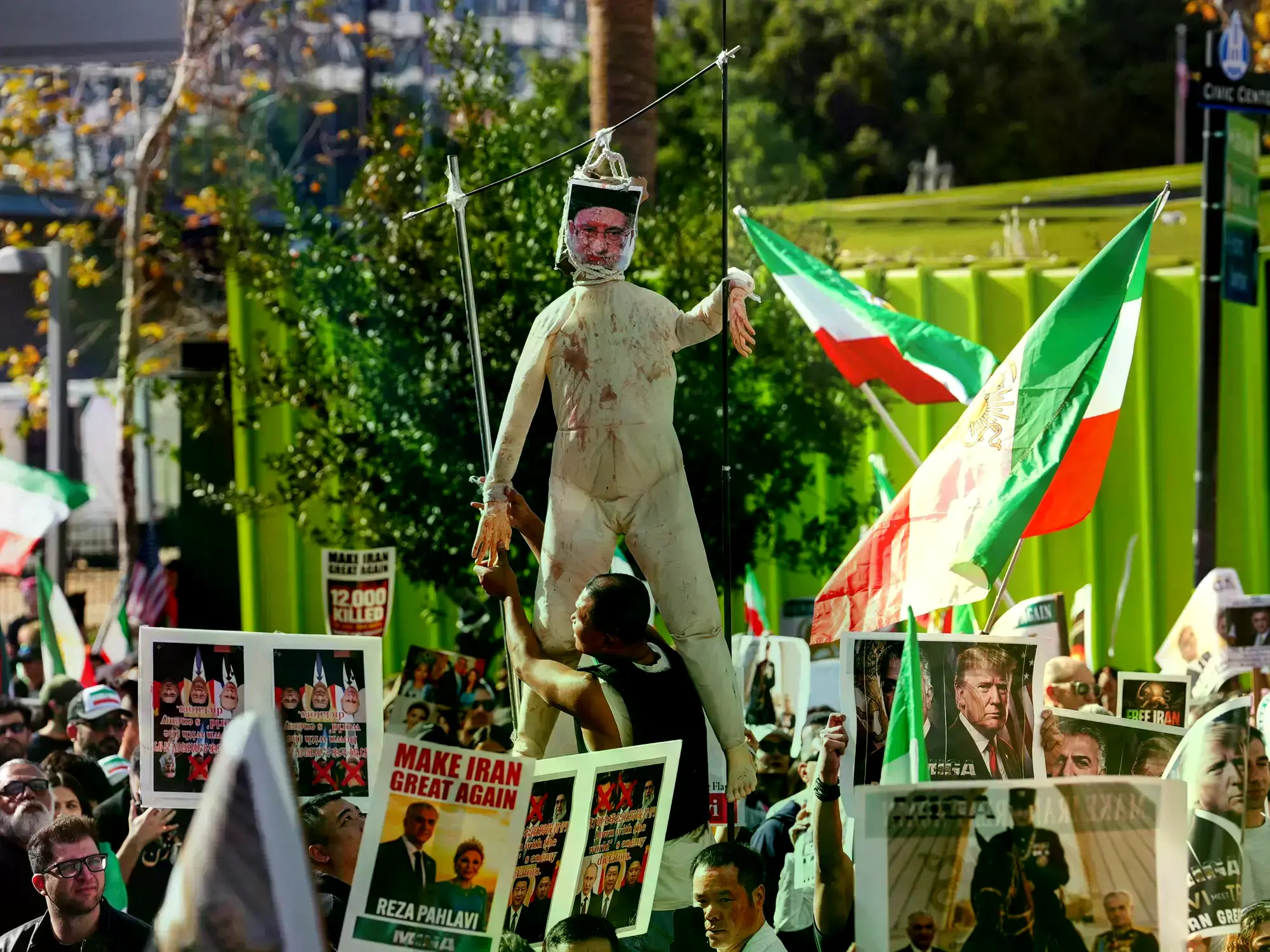 Manifestantes muestran un muñeco representando al líder supremo Ali Khamenei.