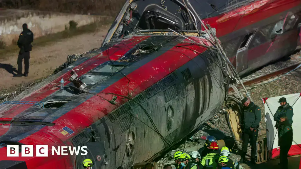 Operativos de emergencia trabajan en el lugar del accidente ferroviario.