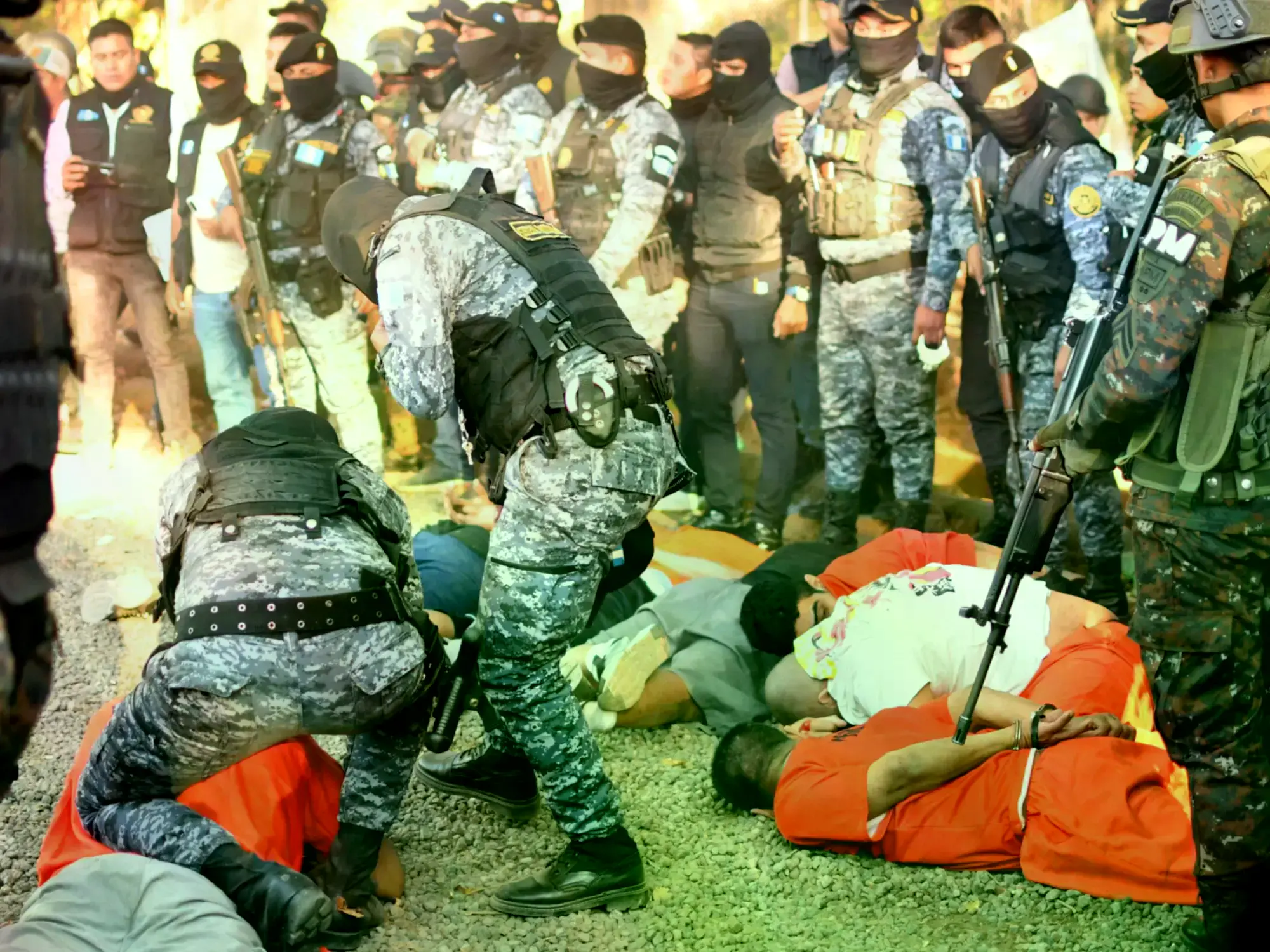 Guardias del sistema penitenciario custodian presos en una cárcel de máxima seguridad.