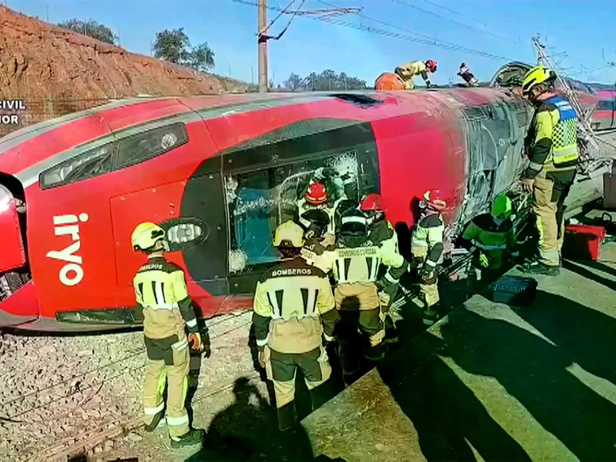 Bomberos trabajan en la cabecera del tren Iryo que descarriló