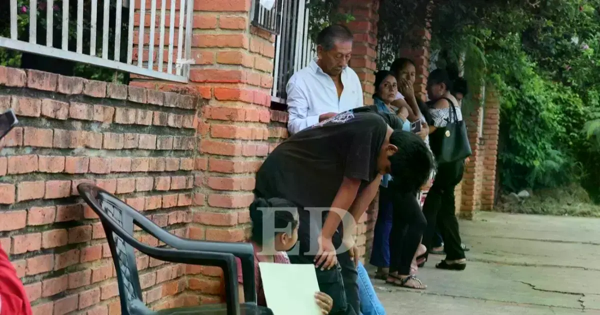 Padres de familia hacen fila en las unidades educativas