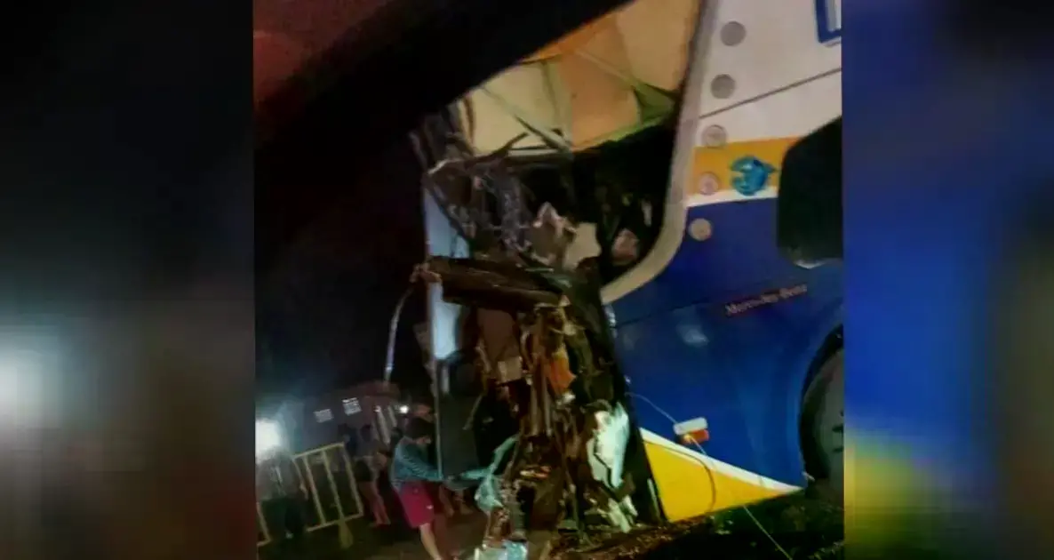 La parte frontal de la flota de dos pisos quedó destruida tras el impacto.