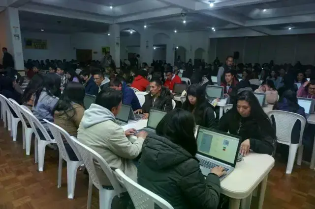 Funcionarios trabajan en la transmisión rápida de resultados electorales preliminares.