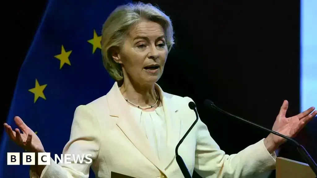 La presidenta de la Comisión Europea, Ursula von der Leyen, y Donald Trump tras un acuerdo comercial el año pasado.