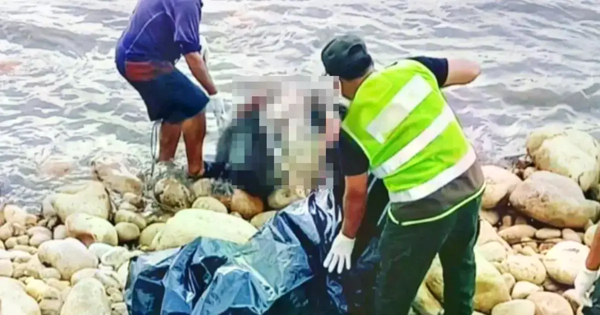 Momento en el que el cuerpo era rescatado del río.