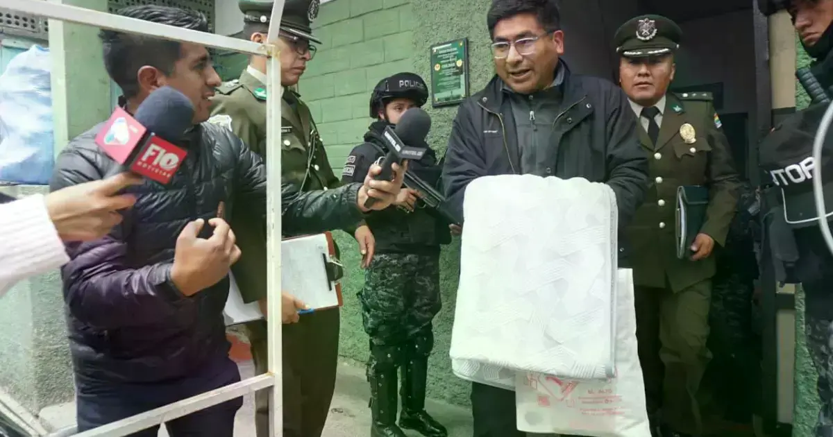 Néstor Huanca saliendo escoltado por efectivos policiales.