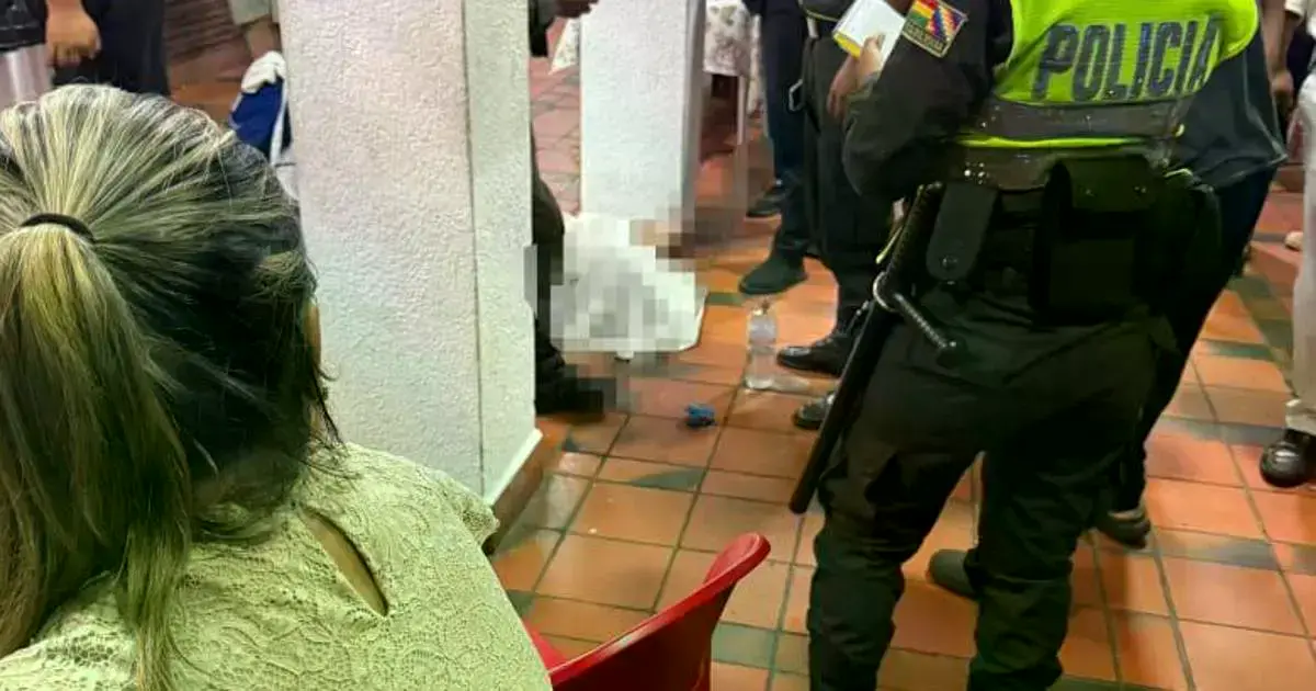 El cuerpo de la mujer fue retirado del baño y luego trasladado a la morgue de la Pampa de la Isla.