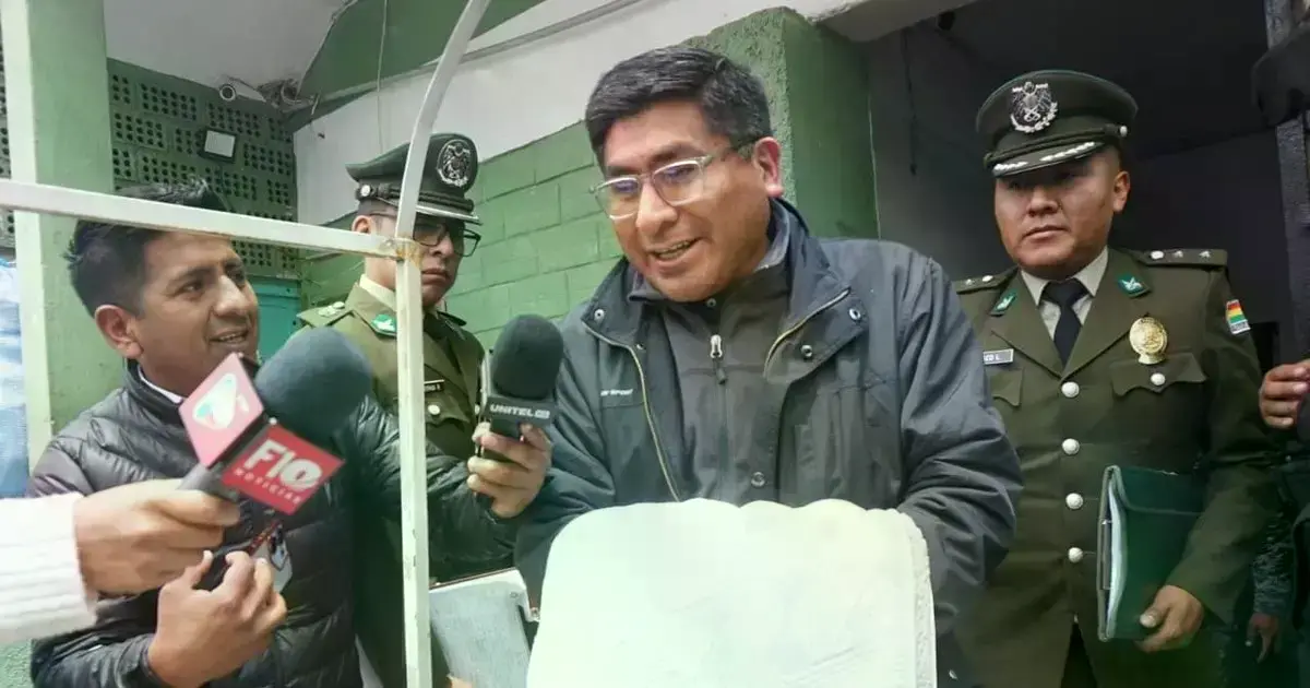 Néstor Huanca sale de la celda policial.