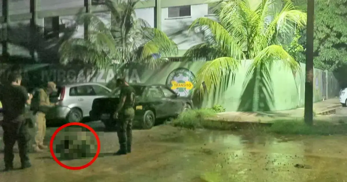 Momento en el que personal de la Felcc halló al hombre