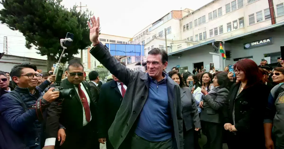 El presidente Paz en Inlasa. Alli converso con la prensa.