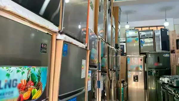 Electrodomésticos de línea blanca en un almacén.