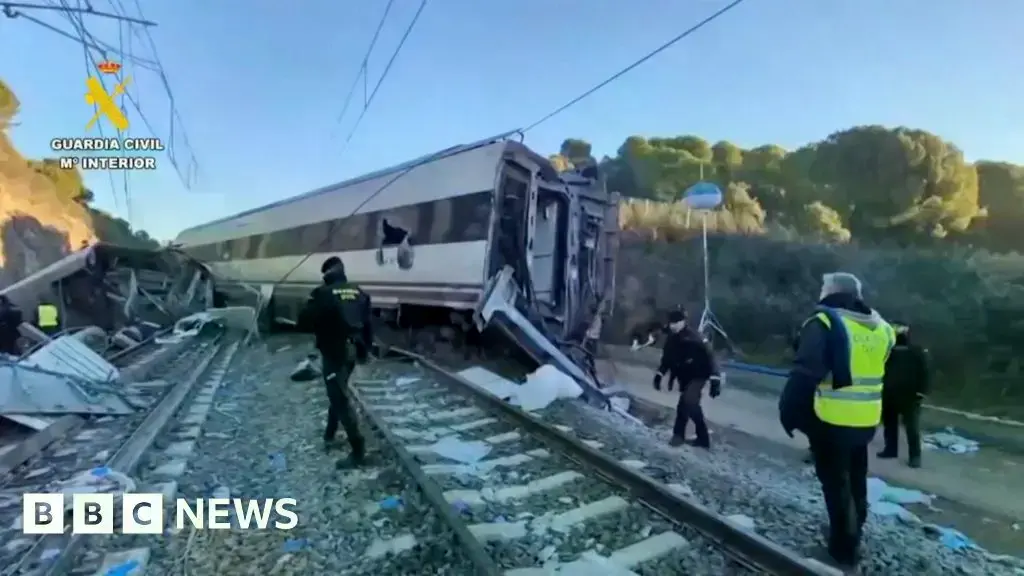Rescatistas trabajan en los restos del accidente ferroviario en Adamuz.