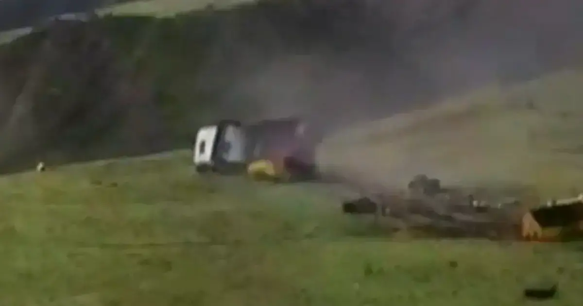 Un camión se embarrancó cerca de 800 metros en Sorata.