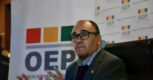 El presidente del TSE, Gustavo Ávila, este lunes en contacto con la prensa.