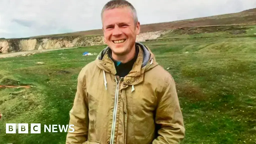 James O'Neill, de 43 años, era padre de dos hijos y era de Belfast.