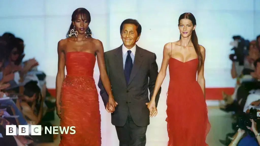 Valentino en la pasarela con Naomi Campbell y Gisele Bündchen en París, 1999/2000.