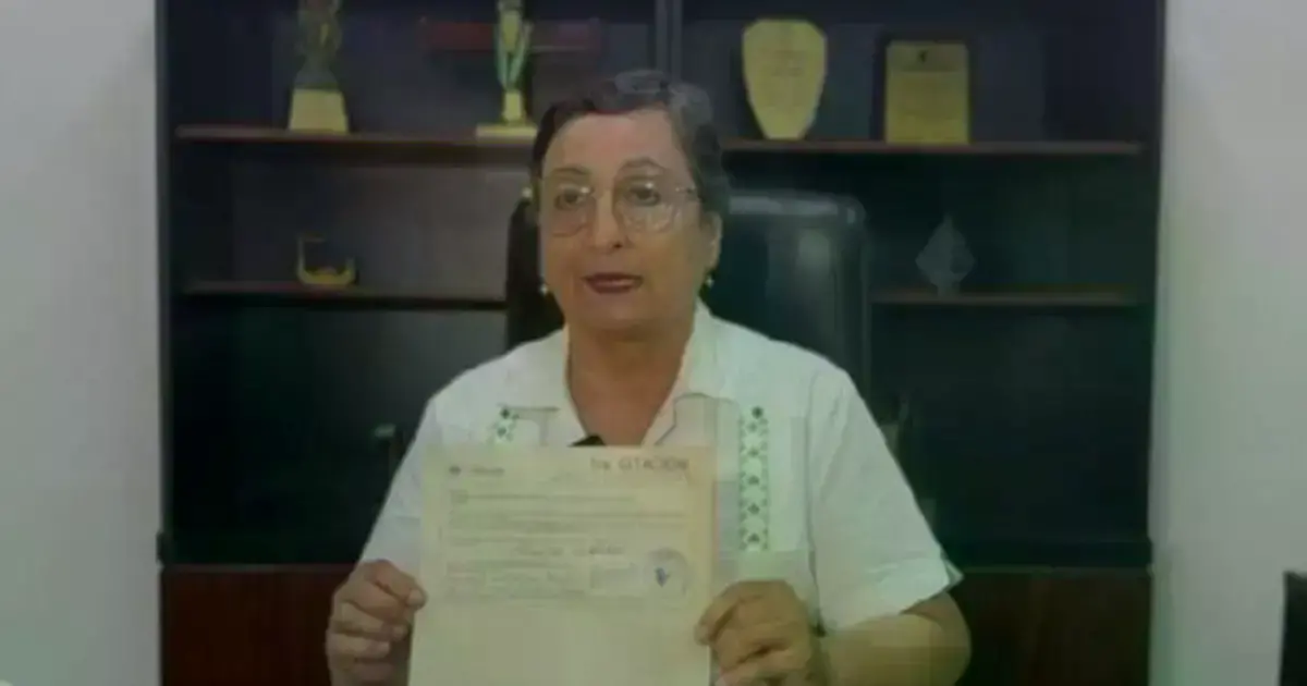 Ernestina Echalar, presidenta del Colegio Médico, muestra la citación del alcalde.