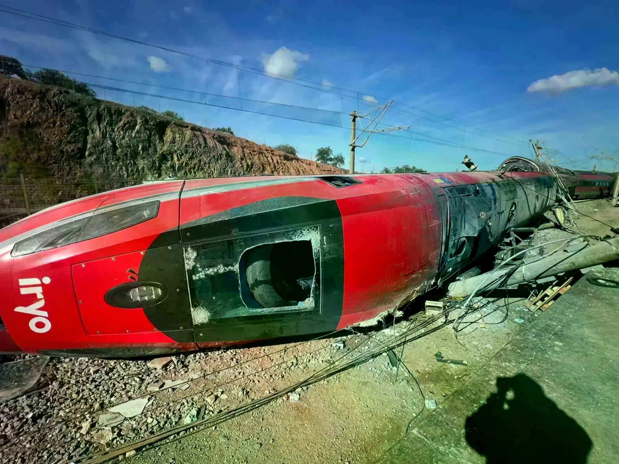 Vista del tren Iryo que descarriló e impactó contra un Alvia.
