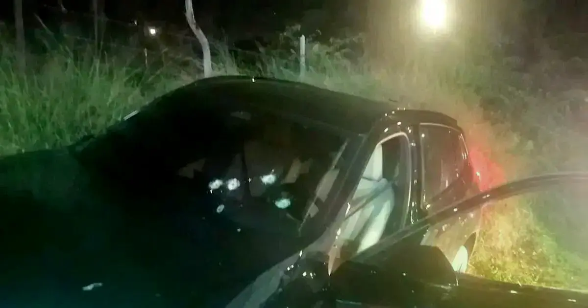 Auto BMW atacado por pistoleros en el Urubó.