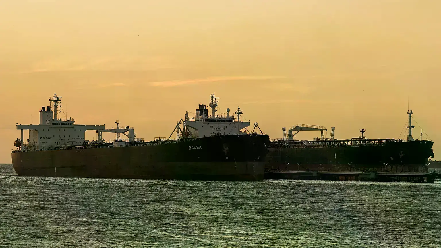 Petroleros atracados en la refinería de Cardón al atardecer en Punta Cardón, Venezuela.