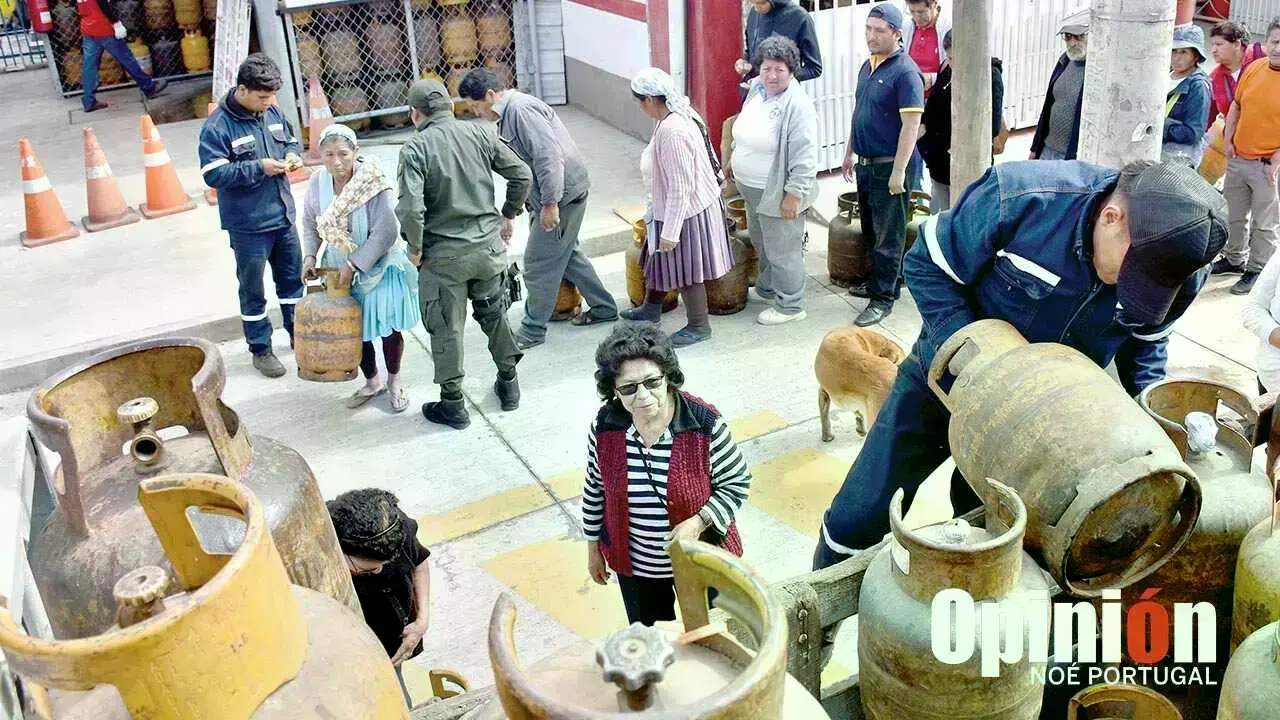 Personas hacen fila para conseguir garrafas de GLP en Bolivia.