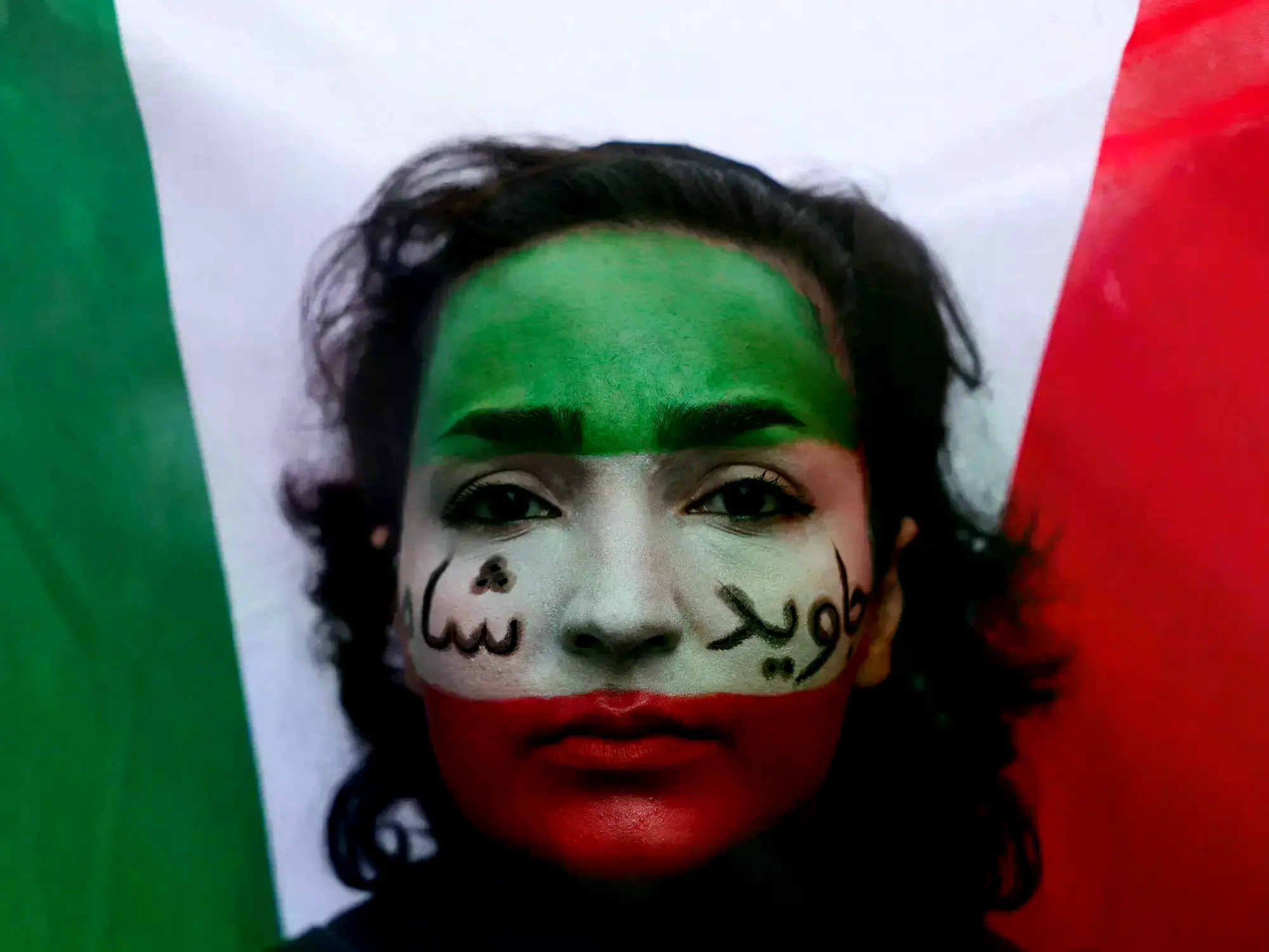 Una mujer con su casa pintada con los colores de Irán, durante una manifestación en apoyo a las protestas contra el régimen.