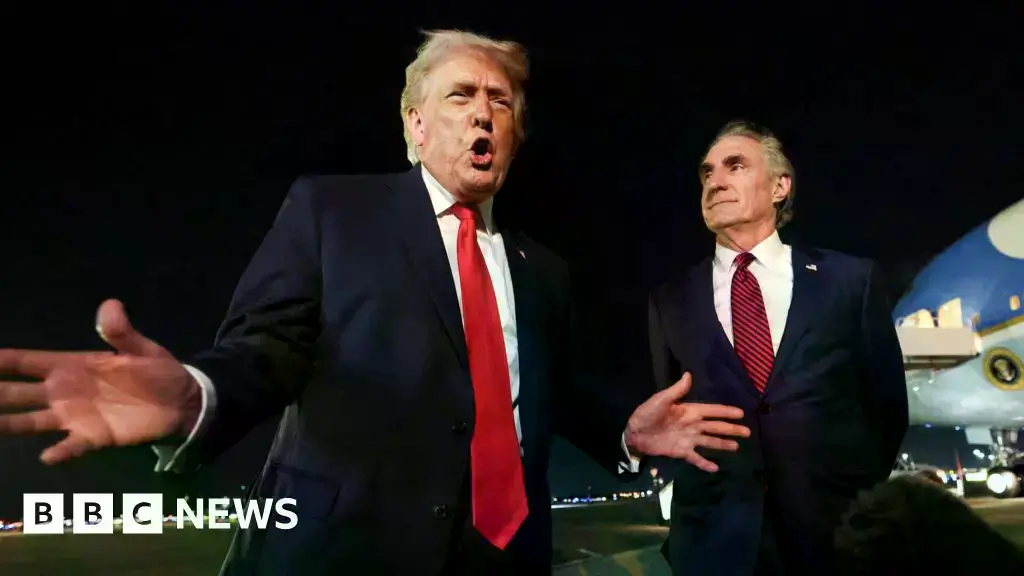 El presidente Donald Trump habla con los medios fuera del Air Force One.