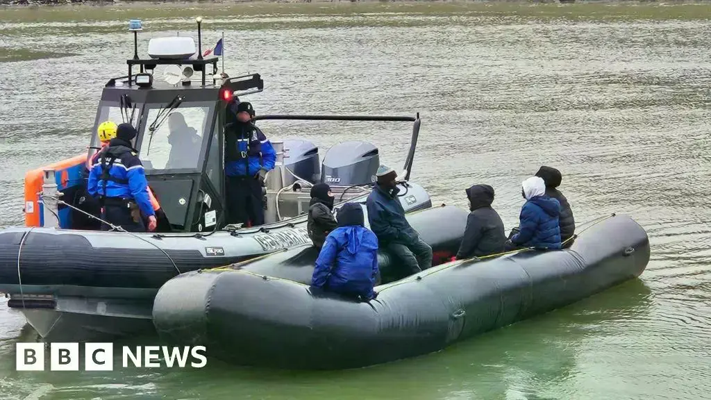 Policías franceses junto a la lancha neumática interceptada en el canal de Aa.