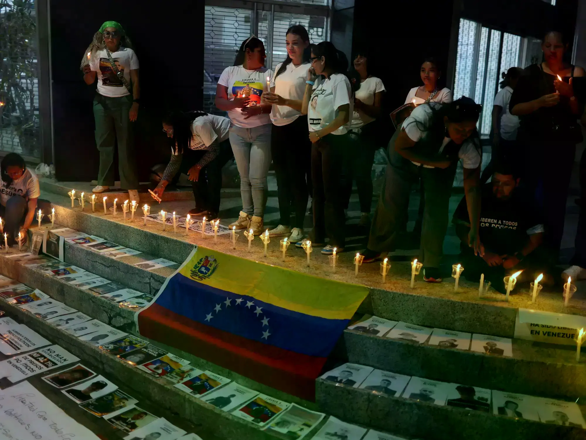 Familiares de presos políticos participan en una vigilia en El Helicoide, Caracas.