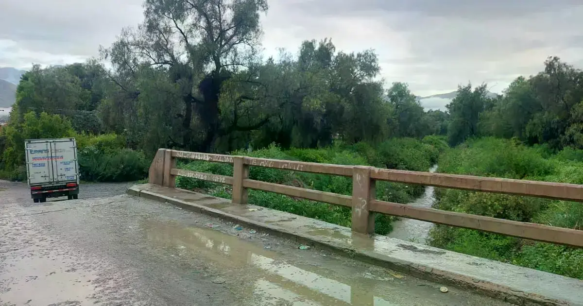 La víctima cayó hacia el río desde el puente