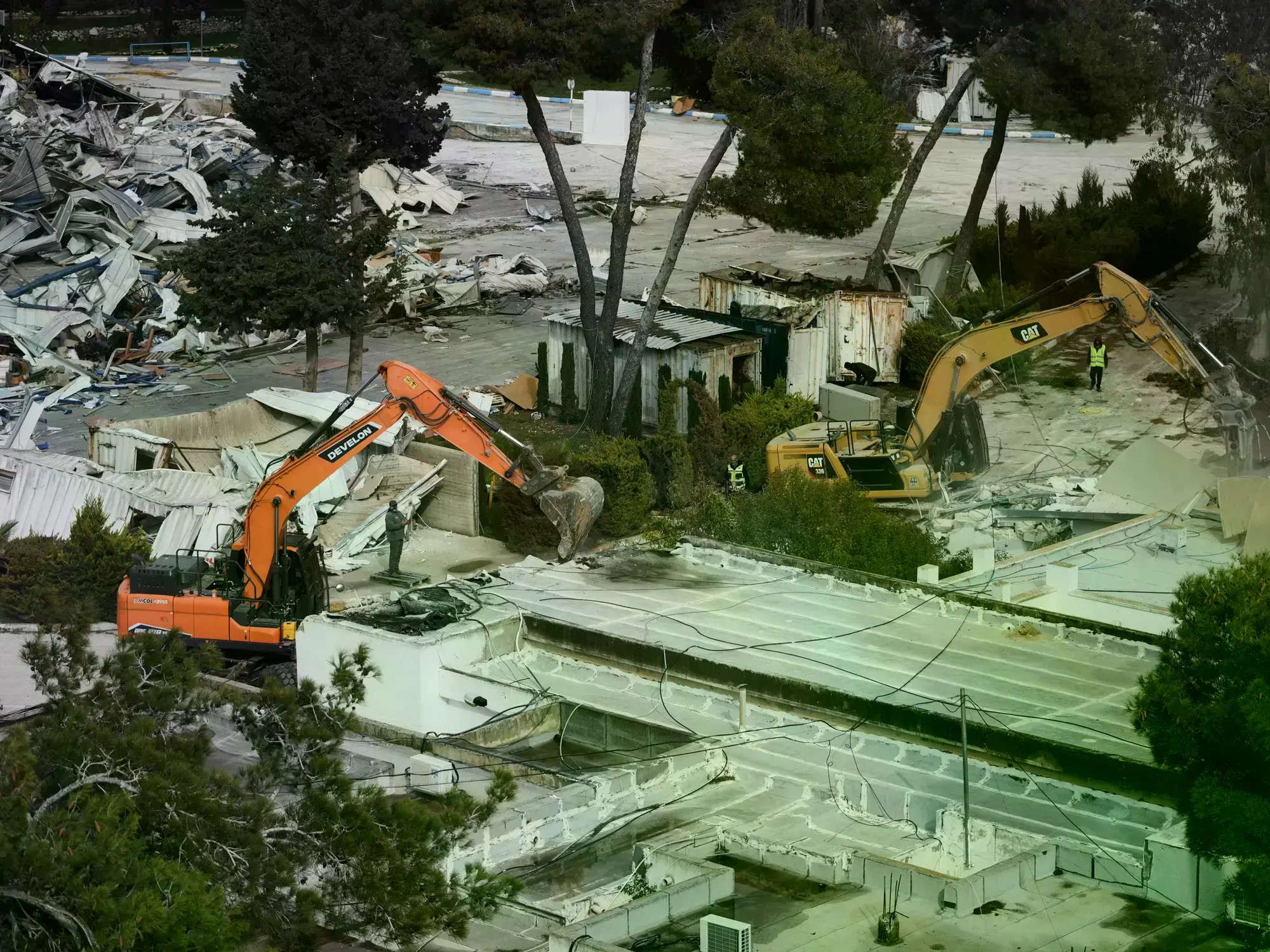Excavadoras israelíes durante la demolición de edificios de la UNRWA en Jerusalén Este.