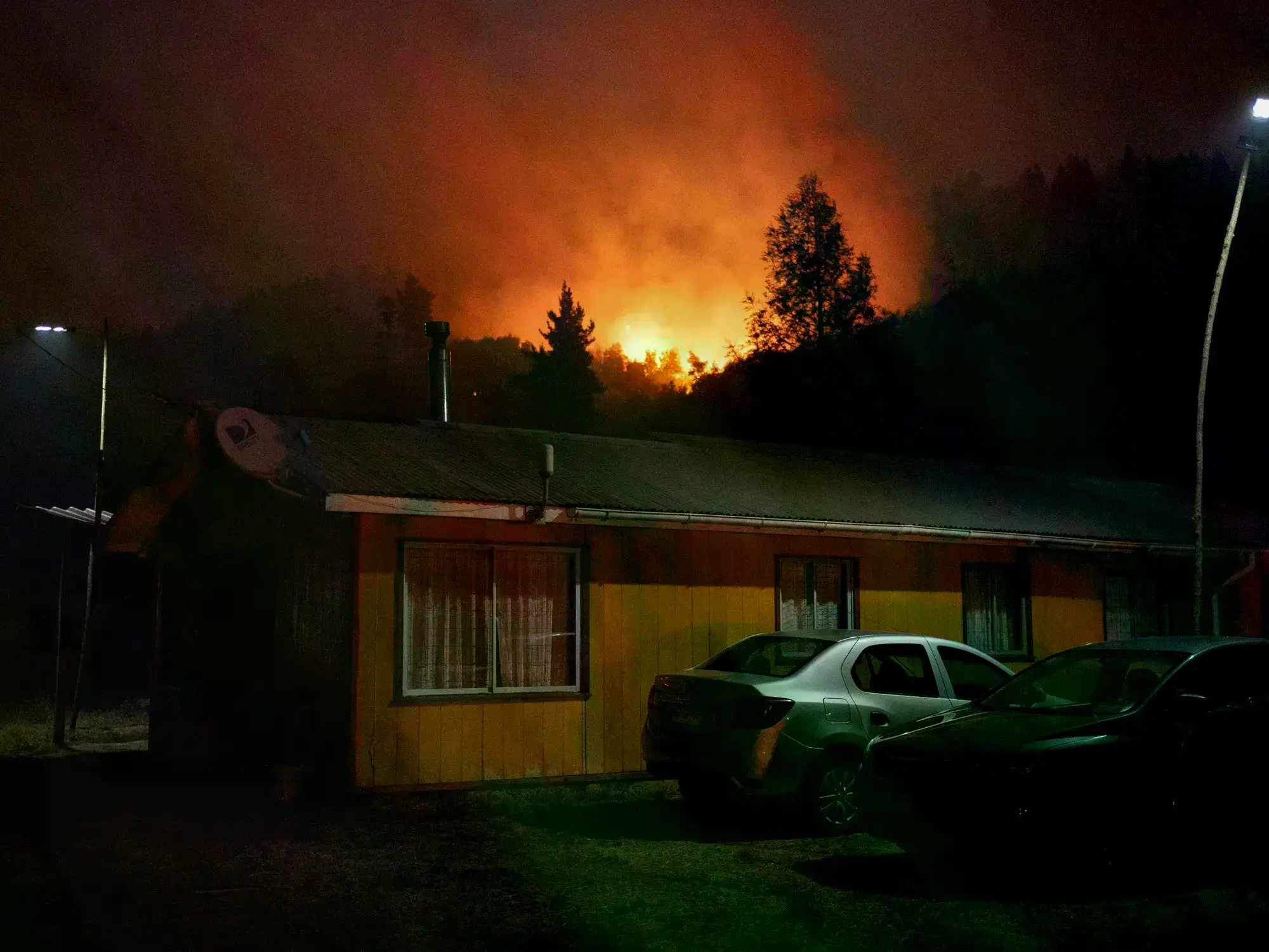 Edificios y casas destruidas por las llamas en Chile.